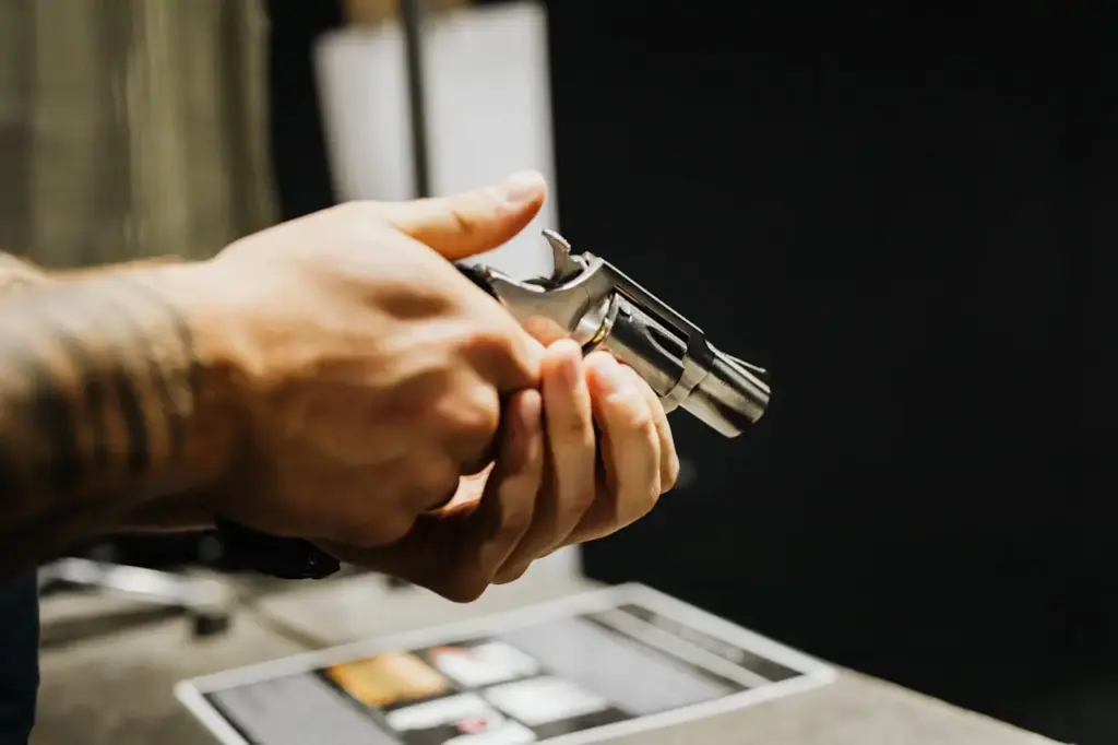 Qual é o revólver mais barato em 2026? 2 revolver na mão inox